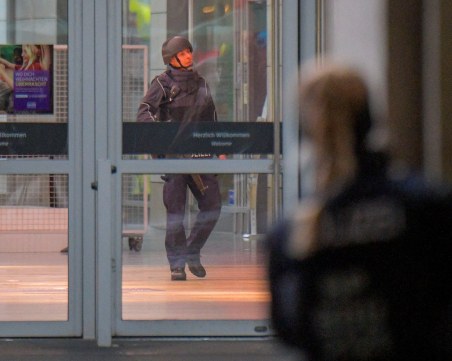 Въоръжен мъж e взел заложници в мол в Дрезден