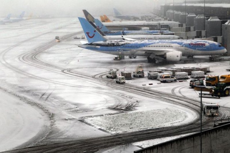 Силен снеговалеж затвори летището в Манчестър