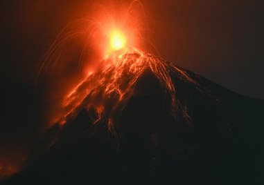 Един от най активните вулкани в Централна Америка изригна отново изхвърлената