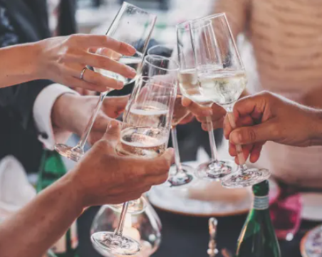 Алкохолът: Защо пречи на спомените и има ли начин да избегнем махмурлука?