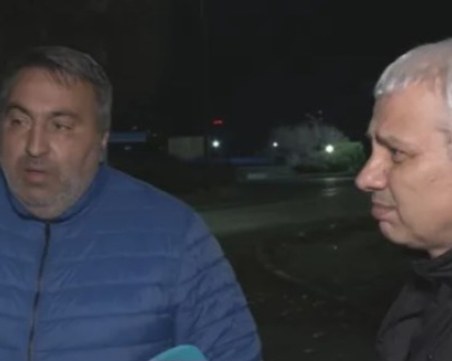 Измъкнали жена от ламарините на обърналия се автобус, двама мъже първи спасявали пищящите деца и жени