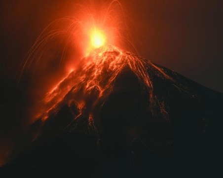 Мощен вулкан изригна в Гватемала, затворена е магистрала