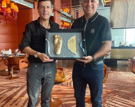 Стоичков с отливка №8 от крака на Марадона