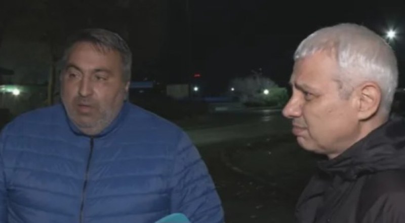 Измъкнали жена от ламарините на обърналия се автобус, двама мъже първи спасявали пищящите деца и жени