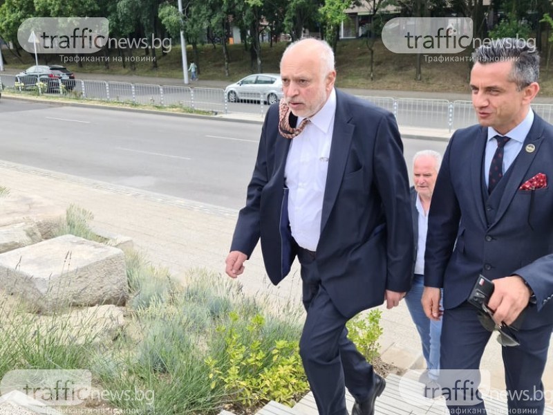 Министър Минеков: Народният театър е в най-тежкото си състояние