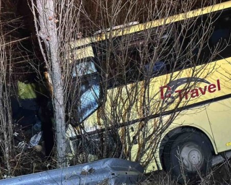 Без знаци и маркировка в участъка на тежката автобусна катастрофа