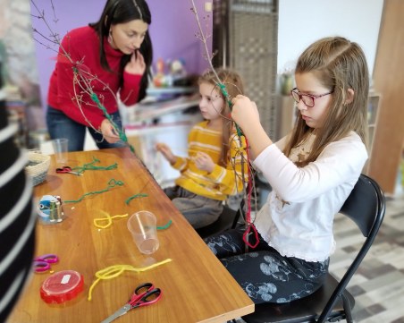 Деца изработиха сурвачки и се превъплътиха в приказни герои в Пловдив