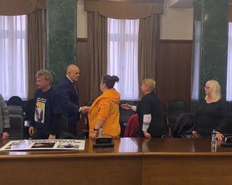 Гешев се извини от името на държавата пред роднини на жертви при катастрофи