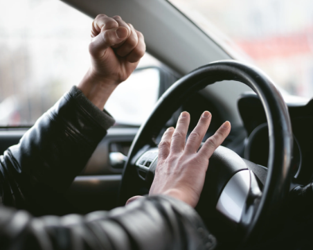 Нервен пловдивчанин заплаши шофьор, че ще го хвърли от моста! Глобиха го 200 лева