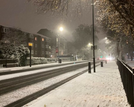 Обилен сняг отмени десетки полети в Лондон