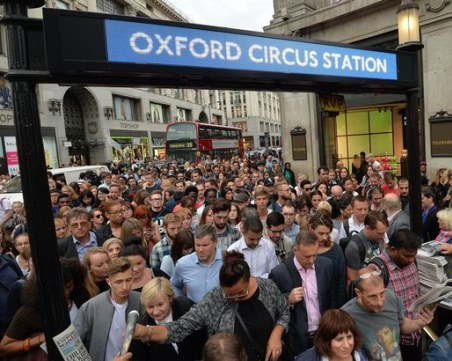 Подсвиркването и заглеждането вече ще са престъпление във Великобритания