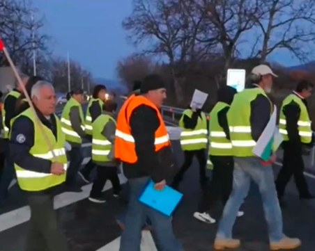 Протест! Жители на наводнените села блокираха Подбалканския път