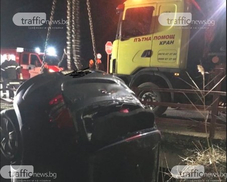 Три момичета паднаха в канавка на Околовръстното! Вадиха колата с кран