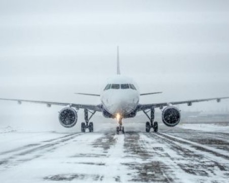 Вижте какви са правата на пасажерите при отменени заради снеговалежи полет