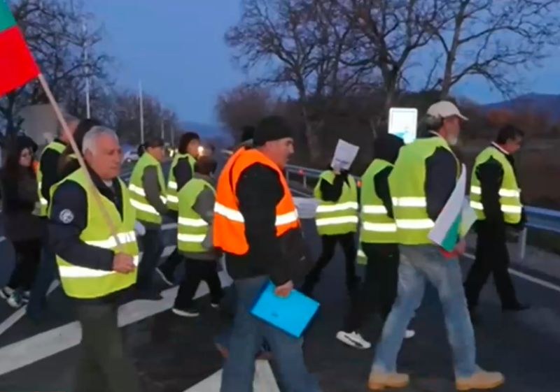 Протест! Жители на наводнените села блокираха Подбалканския път