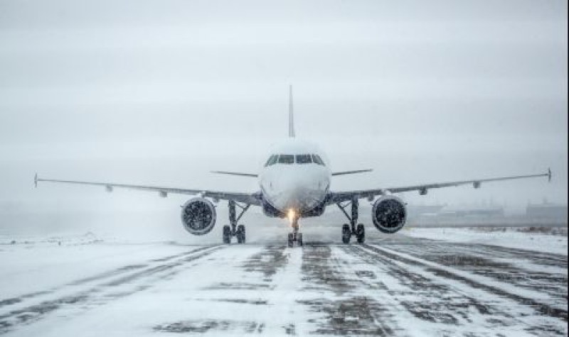 Вижте какви са правата на пасажерите при отменени заради снеговалежи полет