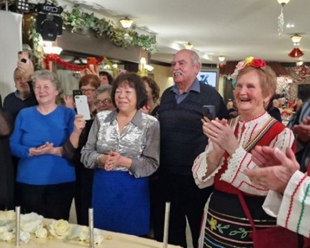 Близо сто двойки от Казанлък празнуваха заедно 