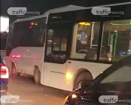 Два автобуса се сблъскаха на моста на Панаира, образува се голяма тапа