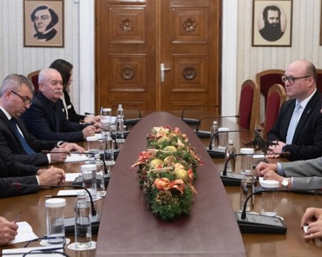 Радев: Купуването на отбранителна техника е важно за армията