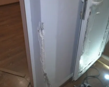 Ядосани майстори нахлуха с чукове и изпотрошиха всичко, което ремонтирали