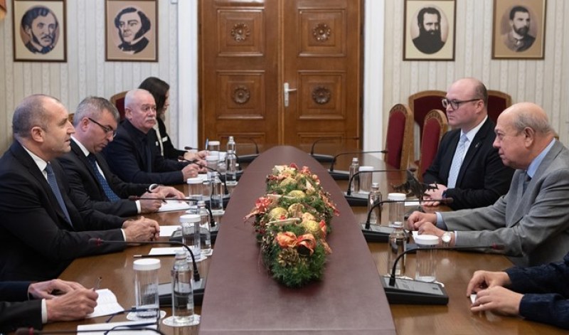 Радев: Купуването на отбранителна техника е важно за армията