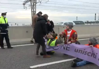Екоактивисти блокираха трафика на моста свързващ Венеция с град Местре предадоха