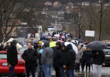 Европейският съюз и Съединените щати призоваха към сдържаност Косово и