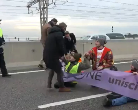 Екоактивисти блокираха моста, свързващ Венеция с континентална Италия