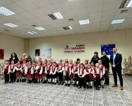 Коледари от ДГ „Мир