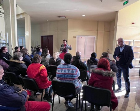 „Подай ръка” стопли празниците на 60 семейства в „Тракия”