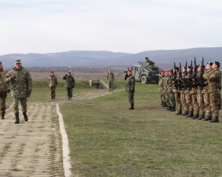 Учение на многонационалната бойна група се провежда на полигона 