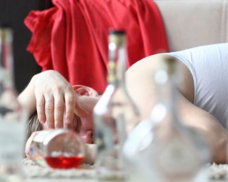 31 души починаха след натравяне с алкохол в Индия