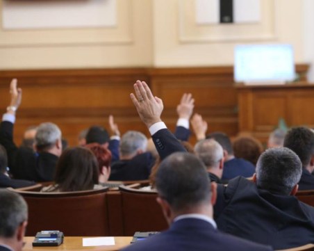 Депутатите намалиха коледната си ваканция
