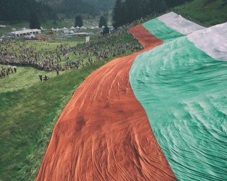 Голямото знаме от Роженския събор се превръща в 11 100 национални флага