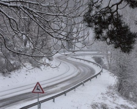 Затруднено преминаване през прохода Шипка, има заледени участъци и мъгла