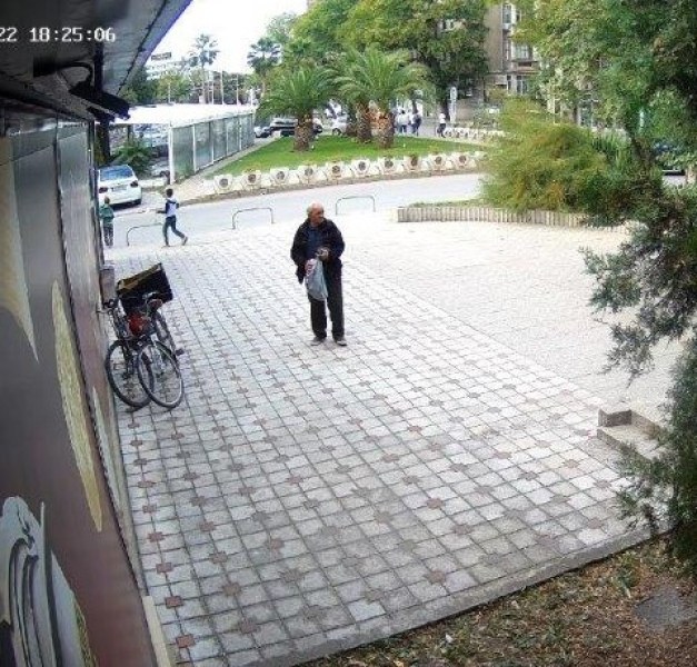 Полицията от трето районно издирва мъж задигнал колело пред игрална