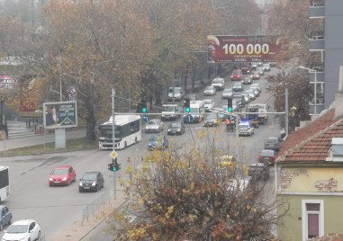 Монтират нов светофар на кръстовището на бул Христо Ботев  с ул