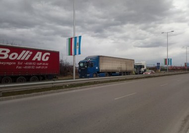 Започват да спират тежкотоварни автомобили още в област Хасково за