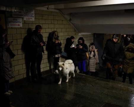 Метрото в Киев отново се превърна в бомбоубежище заради масирани руски атаки