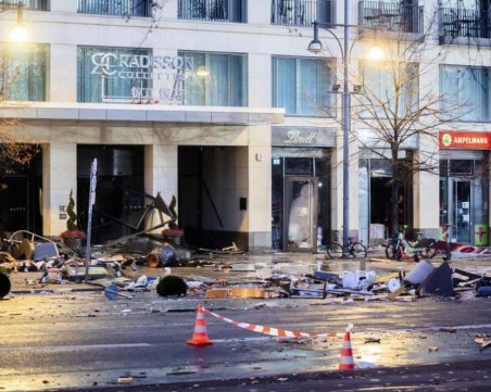 Най-големият цилиндричен аквариум в света се спука, има ранени