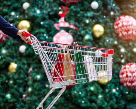 Проучване: 40% от българите ще заделят от 200 до 400 лв. за коледни покупки