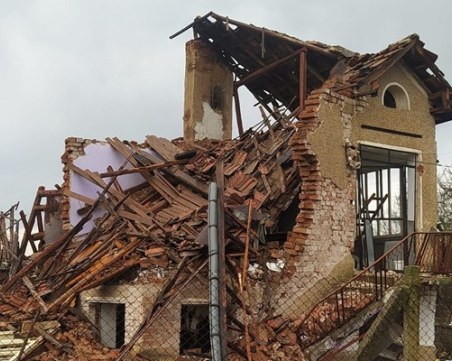 Къща се срути след взрив на газова бутилка в  Бързина