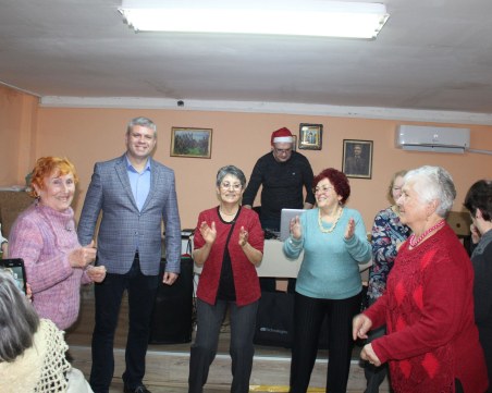 Стоян Алексиев гостува на Коледно тържество в ПК „Надежда