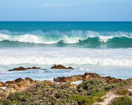 Трима загинали и 17 ранени, след като вълна удари популярен плаж в Африка