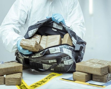 Във Франция заловиха българи, превозвали близо 600 кг кокаин