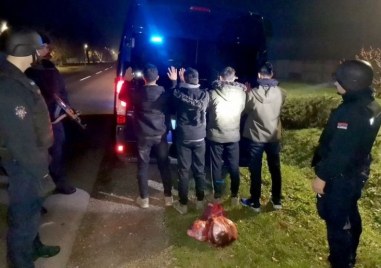Трафиканти са заловени да превозват мигранти в инкасо автомобил съобщи NOVA След