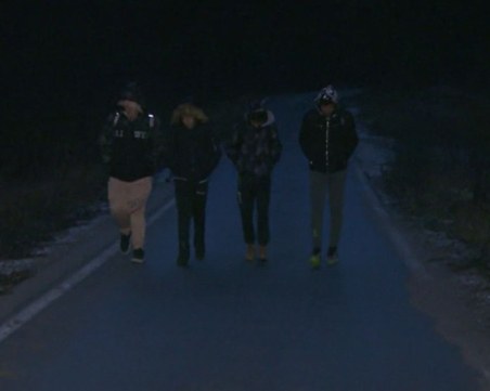 Деца вървят километри през гора, за да отидат на училище в родопско село