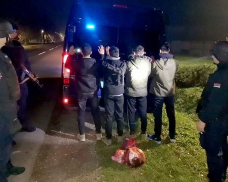 Заловиха каналджии превозващи мигранти с инкасо автомобил