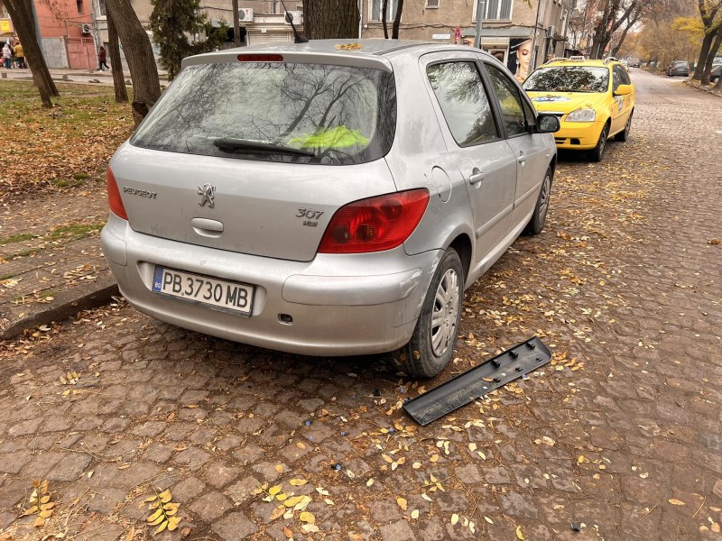 Кола на Виваком задра паркиран автомобил в Кючука, но това не остана незабелязано