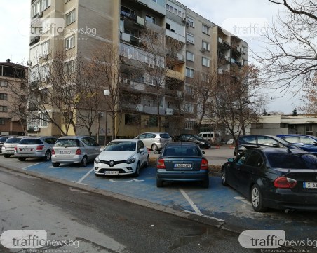 Без последствия! Липсващ знак от години отървава нарушители, паркирали на инвалидни места